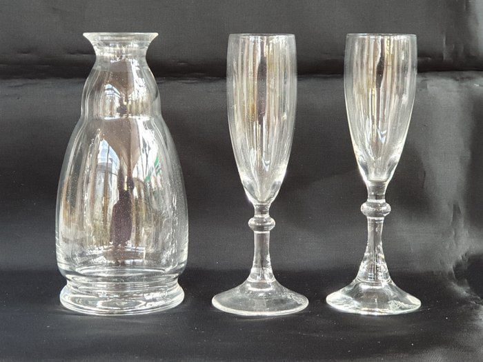 K.P.C. de Bazel - Glasfabriek Leerdam - Elixerkarafje alsmede twee likeurglazen (h. 12,6 cm)