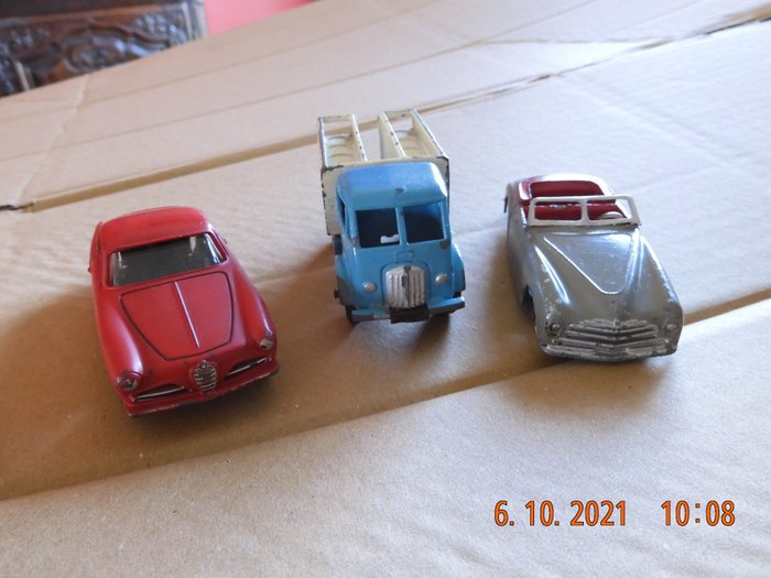 Dinky Toys - 1:43 - Alfa-Romeo . Simca8 .Camion Laitier - Meccano France -24J-Simca 8 Sport.
