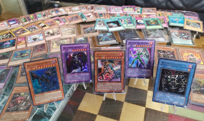 Konami - Yu-Gi-Oh! - Carte à collectionner Relinquished, Horus Dragon de la Flamme Noire LV8, Red Eyes Darkness Dragon (105 cards)
