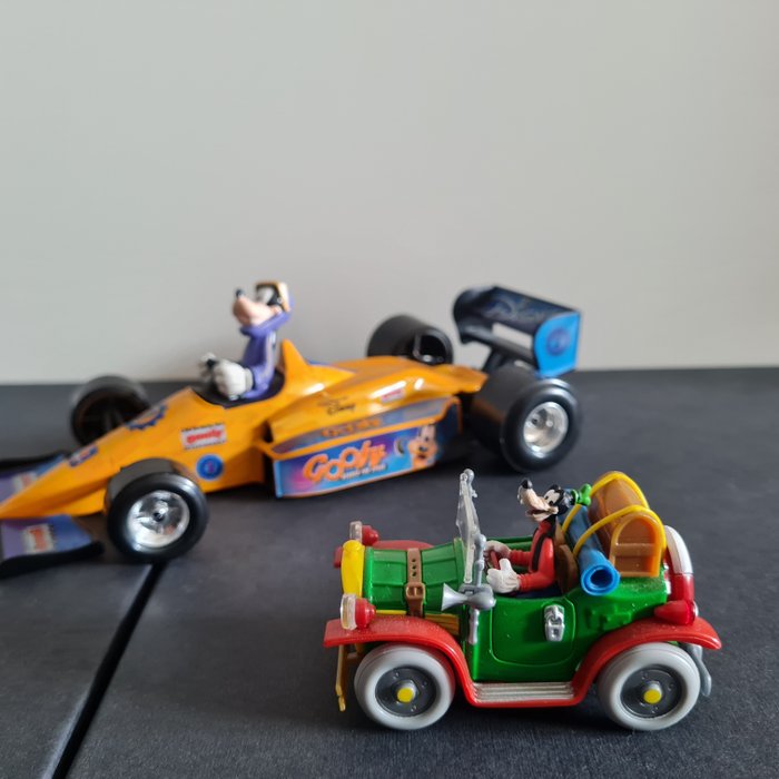 Goofy - 2x Modelauto met Goofy - 'Geared for speed' + Goofy Yuk car