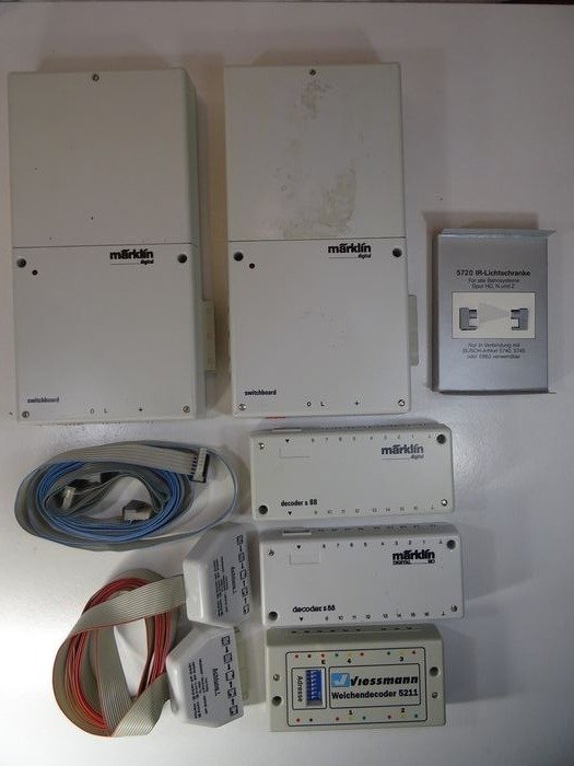 Busch, Märklin, Viessmann H0 - 6041/6088/6038/6089/5211/5720 - Accessoires - 2 standard, 2 décodeurs, 2 câbles adaptateurs, 1 barrière lumineuse et 1 décodeur Viessmann