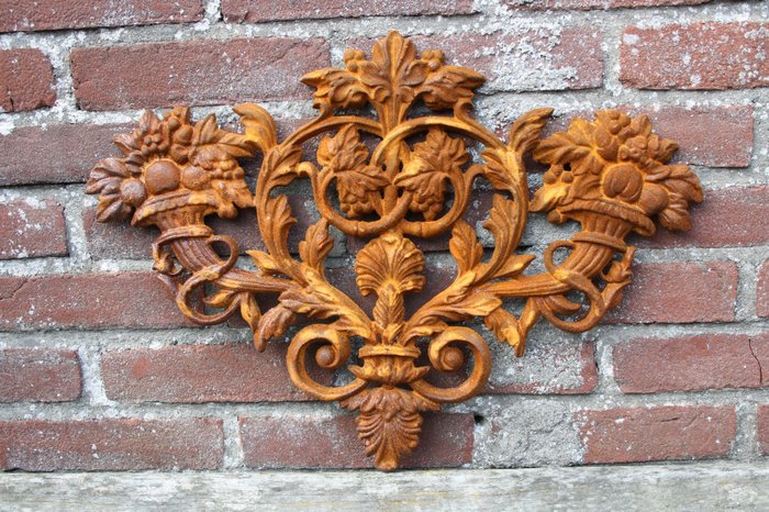 Skulptur, "Wall Ornament with grapes and flowers" - 50 cm - Gusseisen