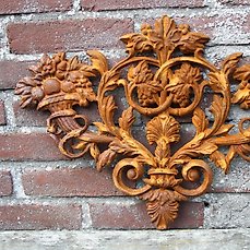 sculptuur, “Wall Ornament with grapes and flowers” – 50 cm – IJzer (gegoten)
