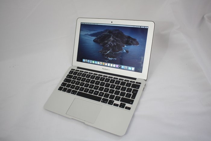 Apple MacBook Air 11.6 inch (Mid 2012) - Intel Core i5 1,7 Ghz, 4 GB di RAM DDR3, SSD da 128 GB - con caricabatterie - macOS Catalina