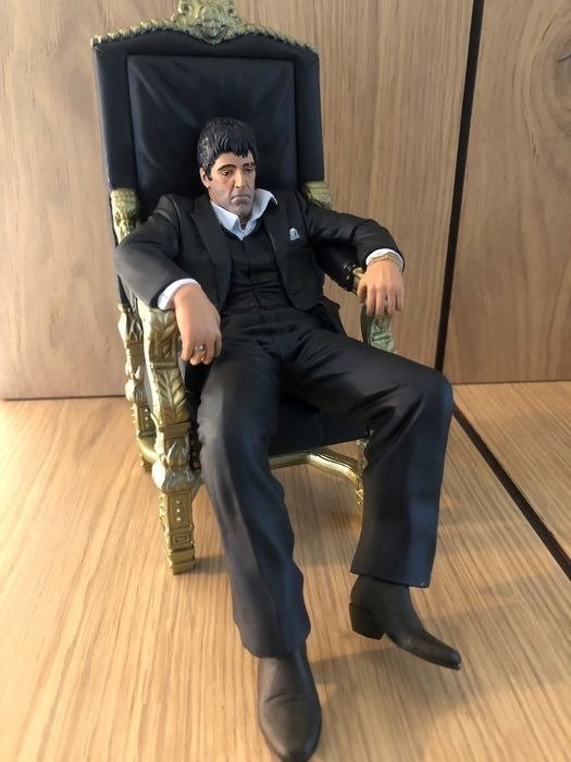A sebhelyesarcú - Al Pacino as "Tony Montana" on Throne