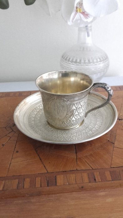 Kleine koffiekop, schotel met gegraveerde decoratie - Monogram (2) - .950 zilver - Debain, Alphonse 1883/1911 - Frankrijk - eind 19e / begin 20e eeuw
