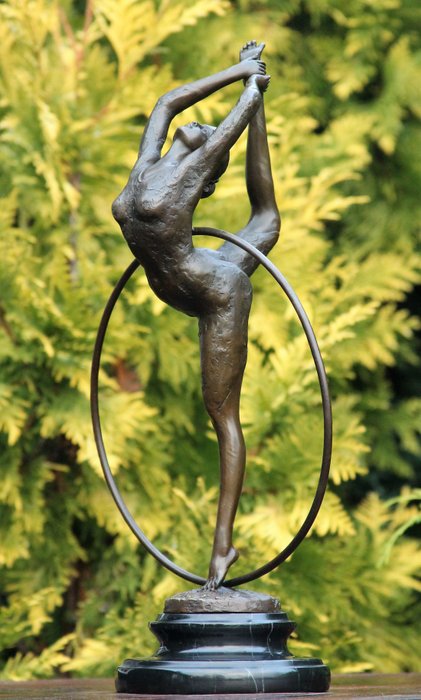 雕刻, ballerina in hoepel - 40 cm - 青銅大理石