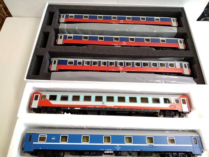 ACME, L.S.Models H0 - 48015/52710/48011/48026 - Set mit Personenwagen - 5 passende - PKP, RZhD, BC