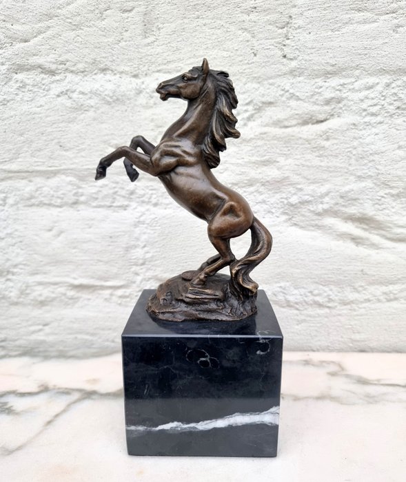 Figurine - A standing horse - Bronze, Marmor