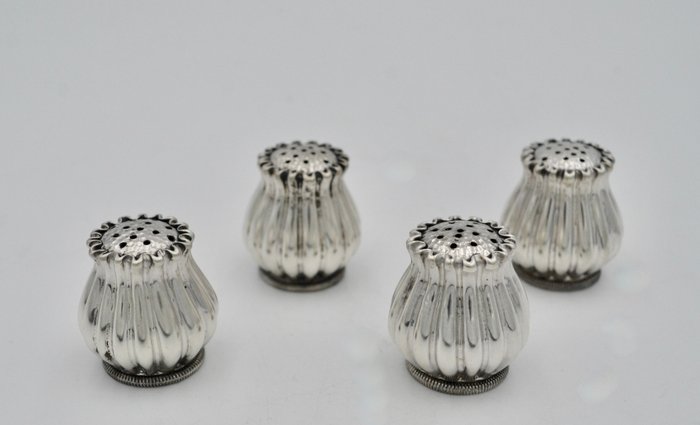 Salt and pepper shakers, Set of four silver salt shakers (4) - .915 silver - Spain - Mid 20th century