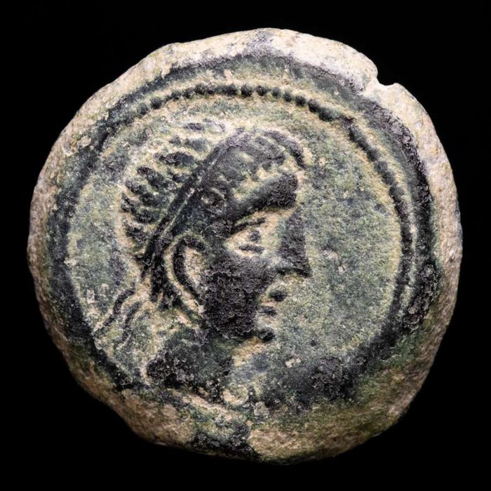 Hispania, Castulo. Æ Semis,  acuñado en el siglo II a. C. - Creciente y Toro a derecha.