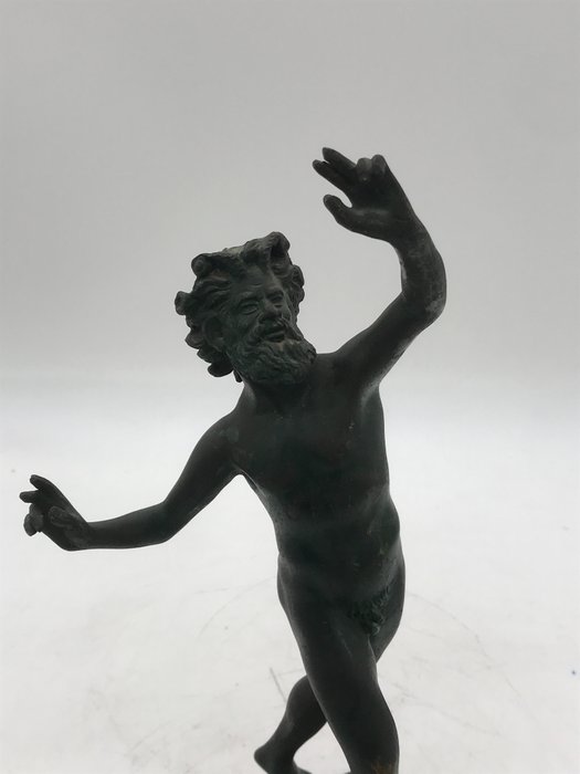 Una poetica scultura in bronzo di un fauno, modellata sull'antico - Bronzo (patinato) - metà del XX secolo