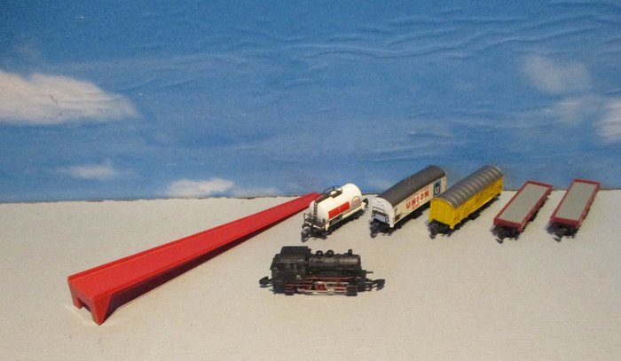 Märklin Z - Train unit - with a BR 89 steam locomotive and 5 different freight cars - DB