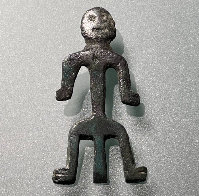 Era vikinga Bronce Amuleto antropomórfico exclusivo de un macho con '' Tres patas '' en estilo muy abstracto