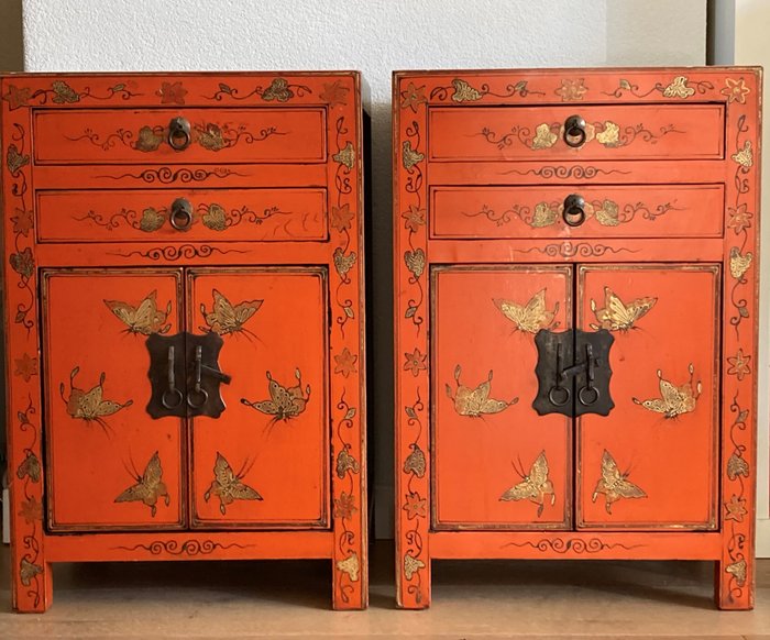 2 Beautiful Chinese orange/red bedside tables, hand-painted decor (2) - Wood, Metal - China - 2nd half of the 20th century.