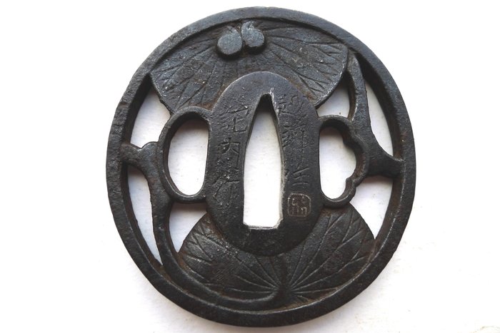 美丽的须贺葵叶签名越前住记内作(越前 ju Kinaisaku) 铁锹 - 铸铁 - 日本 - Edo Period (1600-1868)