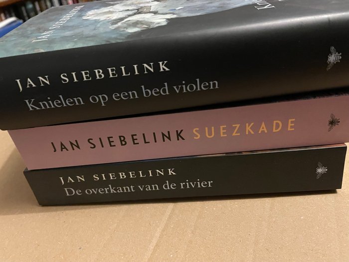 Gesigneerd; Jan Siebelink - Lot met 3 gesigneerde uitgaven: Knielen op een bed violen, De overkant van de rivier & Suezkade - 2005/2008