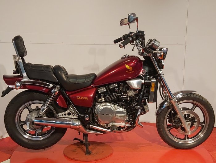 Honda - VF700C Magna - NO RESERVE - 700 cc - 1985