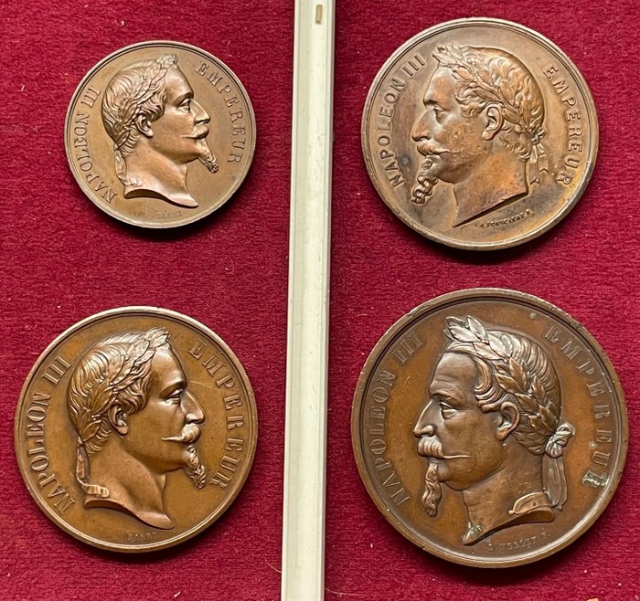 France. Lot de 4 médailles en cuivre "Napoléon III"