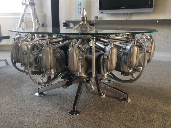 Willem Esseveld - Una mesa de centro hecha de un motor de avión de nueve cilindros, equipada con una mesa de vidrio. - Aluminio
