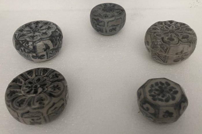 Box (5) - Enamel - Porcelain - Scatole porta cosmetici e varie - South China/Vietnam - 15th century        