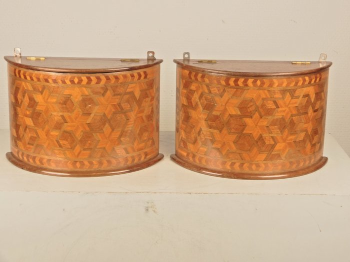 Paar wandgemonteerde dozen met intarsia-decoratie - Hout - Begin 20e eeuw