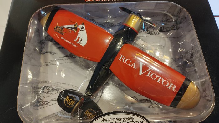 Elvis Presley - RCA Victor metal plane Stinson Reliant SR-10 - Official merchandise memorabilia item - 1998/1998