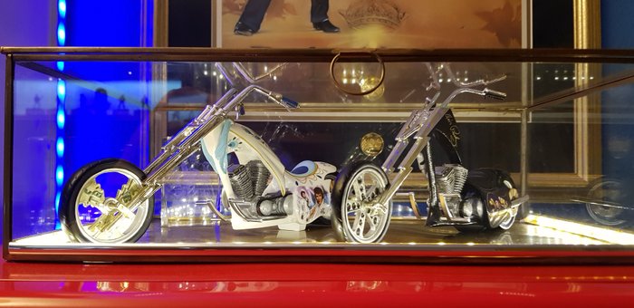 Elvis Presley, Elvis Presley & Related - 2 Beautiful Elvis Choppers in a glass box with lighting ! - Limited edition - 1998/1998