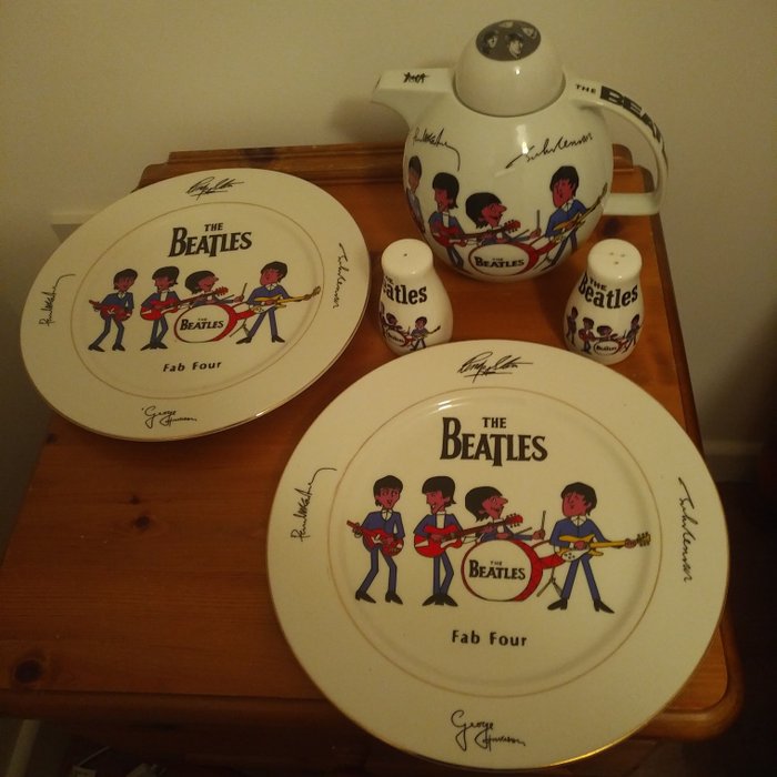 Beatles - Afternoon Tea with The Beatles: Tea Pot, 2 Plates and a Salt & Pepper Set. - Multiple titles - Articles de souvenirs officiels - 1970/5