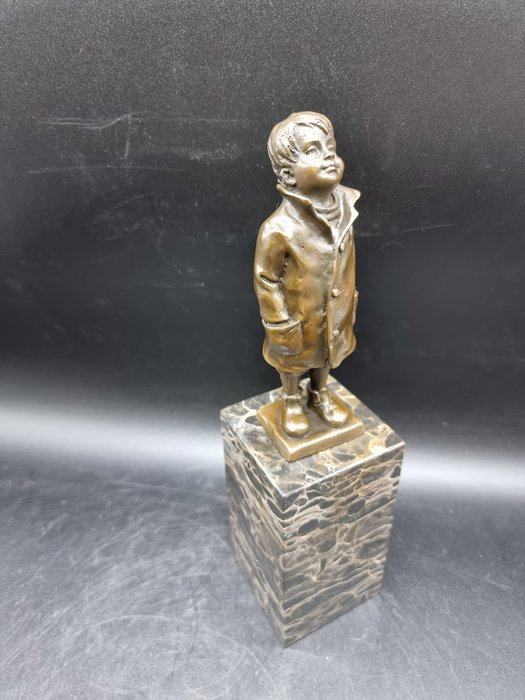 Beeld, Bronze, Boy in Jacket – 28 cm – Brons, Marmer – 2024