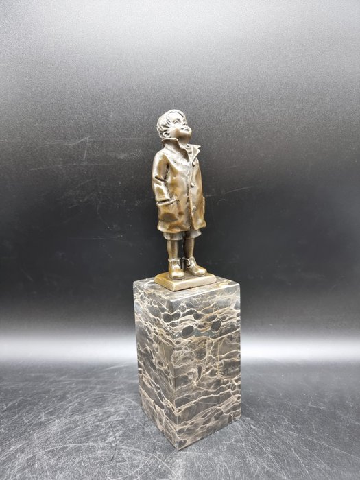 Beeld, Bronze, Boy in Jacket – 28 cm – Brons, Marmer – 2024