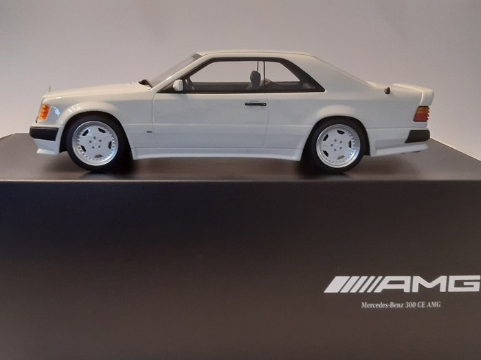 Otto Mobile - 1:18 - Mercedes Benz 300 CE AMG - Wide body - Wit - dealer edition!