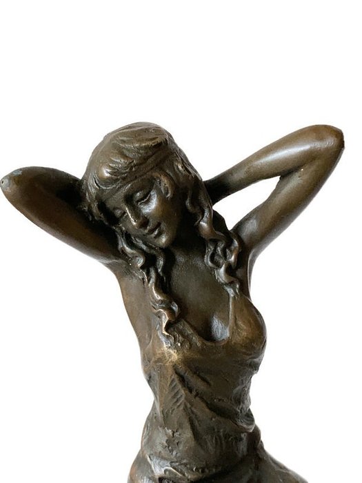 Statua, Vrouw op barkruk - 28 cm - Bronzo