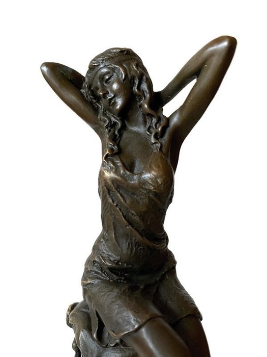 Statue, Vrouw op barkruk - 28 cm - Bronze