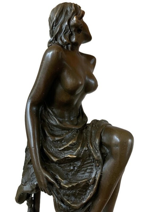 塑像, Vrouw op barkruk - 28 cm - 黄铜色