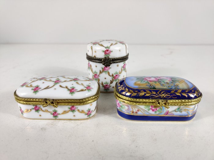 Meander BV - Three porcelain storage boxes - Gold-plated, - Catawiki