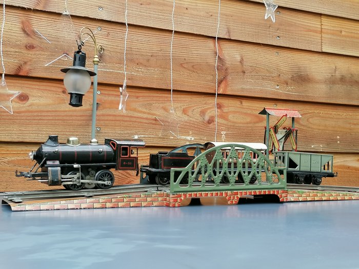Bing 0 - Passenger carriage, Scenery, Steam locomotive - Strong current Locomotive with wagons, platform indicator, bridge and lantern