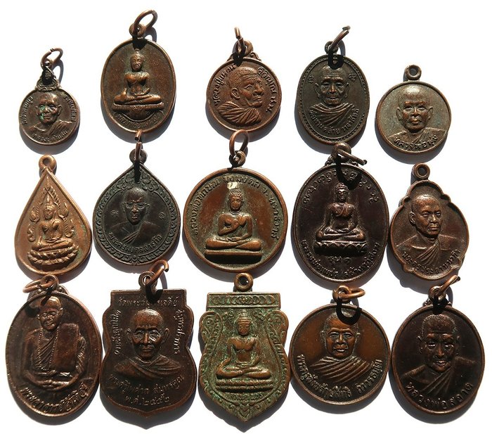 Lotto di 15 medaglie e talismani del monastero - Rappresentazione di venerabili monaci, buddha - Rame - Tailandia - Fine XX secolo