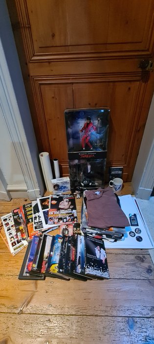 Michael Jackson - Official Memorabilia Collection - Figures, T-Shirts, DVD's, LP's, Books, Magazines - Multiple titles - Cofanetto - 1993/2010