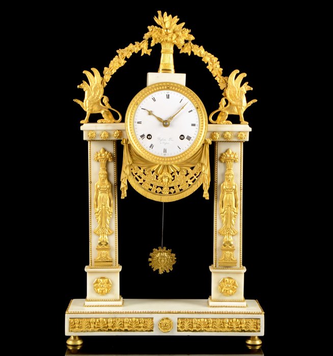 Grande orologio da mensola francese con movimento a verga, periodo Luigi XVI - Bassot Pere (b. 1750,d. 1825) a Cusset - Marmo bianco (Carrara), bronzo dorato (ormolu) - XVIII secolo, c. 1780-90