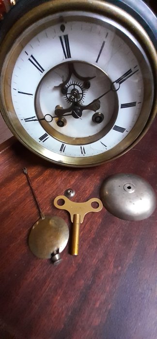 Movimento Napoleone III con scappamento a vista e campana. - rame, smalto, bronzo e marmo. - XIX secolo
