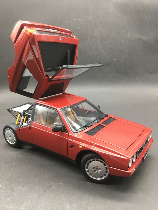 Autoart - 1:18 - 1985 Lancia Delta S4 Stradale - Deluxe edition / Highly detailed