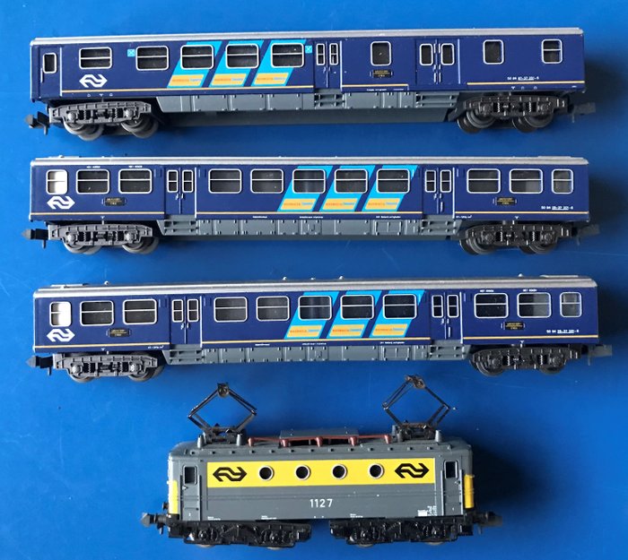 Minitrix N - Train unit - with E-Loc Series 1100 and 3 passenger cars - NS
