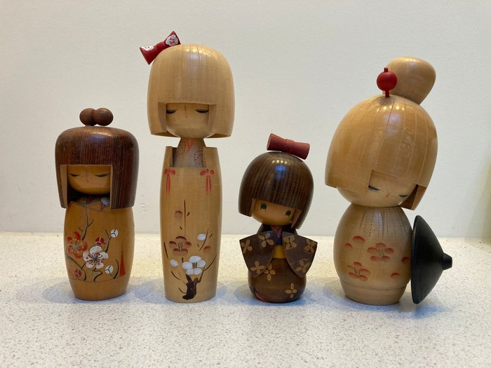 Quattro diverse bambole Sosaku Kokeshi in più stili (4) - Legno - Giappone - XX secolo