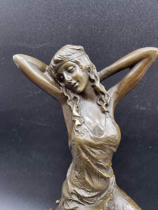 Staty, Bronze Lady in Dress on Barstool 27cm - 27 cm - Brons