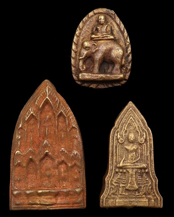 Talismani di protezione decorati (3) - Metallo decorato - Buddha che prende la terra come testimone e nella posa del loto - Tailandia - 1950-1980        