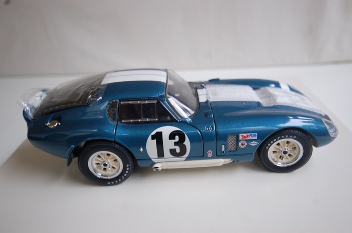 Exoto - 1:18 - Shelby Cobra # 13 Daytona 1965 J. Schlesser / H. Keck
