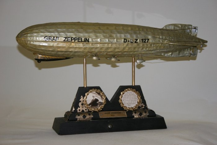 Luftschiff LZ-127 Graf Zeppelin aus Pappmache auf Sockel - Holz, Messing, Pappmaché