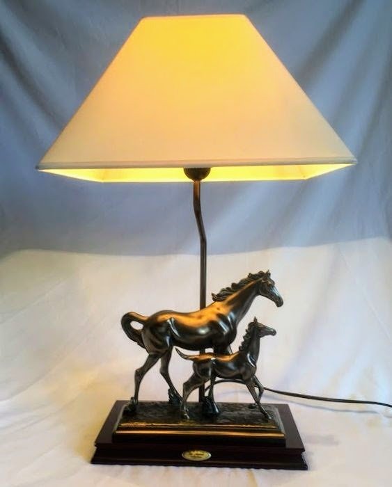 Lámpara de escultura grupal "Colección La Anina" de Crosa - Modelo firmado y registrado - 1997 - - Pátina de bronce en polvo de alabastro - Madera teñida de caoba - Acero - Textil