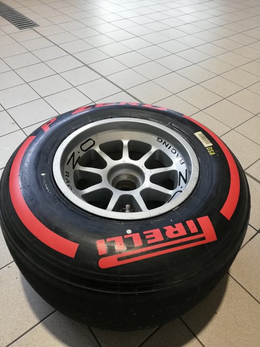 Fórmula 1 - Pirelli - Neumático completo sobre rueda
